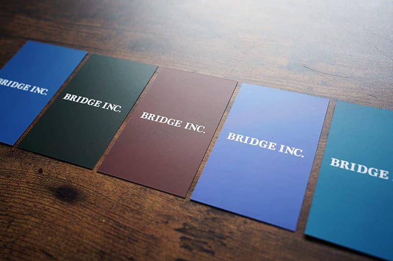 個人ごとに色が違うブリッジの名刺