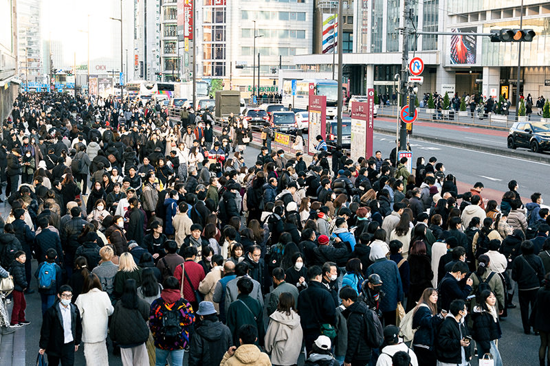 人はウェブを見なくなったのではない。直接参照しなくなっただけだ